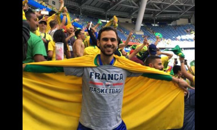 Francano é visto na Copa, em estádio russo, com a camisa do Franca Basquete - Jornal da Franca