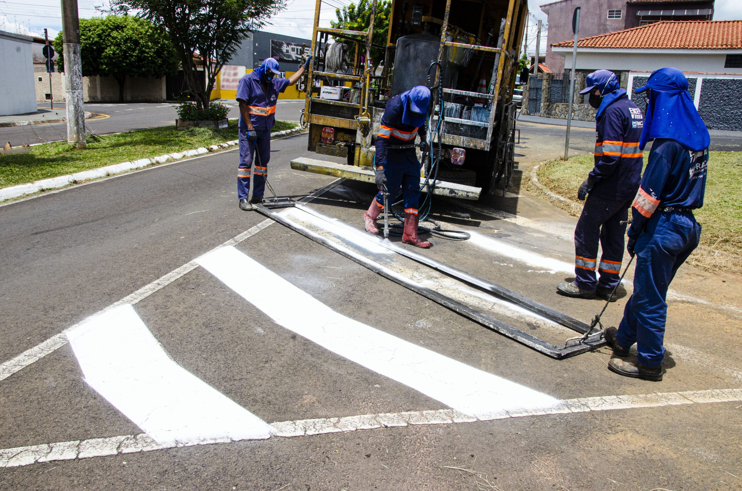 Sinalização renovada em ruas e avenidas recém recapeadas em Franca