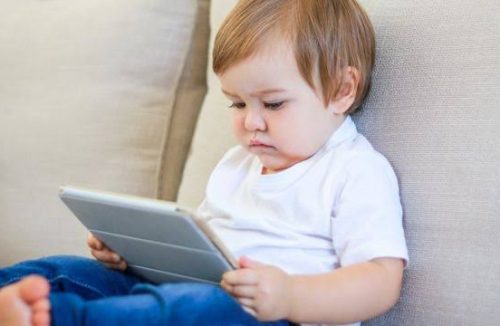 Pais têm usado o celular como “babá” dos filhos; conheça os riscos dessa prática - Jornal da Franca
