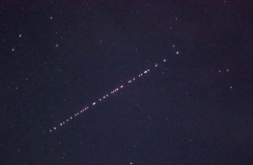 Viu uma fila de luzes no céu? Tem aplicativo para descobrir se é satélite Starlink! - Jornal da Franca