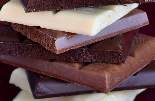 Chocolate dá mesmo muitas espinhas na pele? Saiba se isso é mito ou verdade - Jornal da Franca