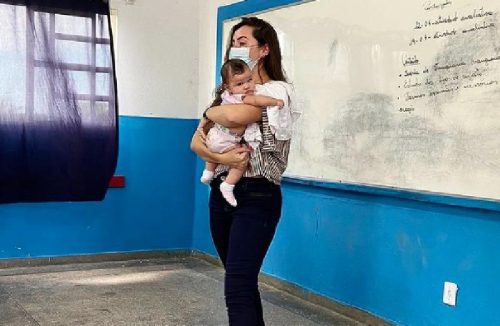 Professora segura bebê de aluna adolescente para ela estudar e foto viraliza - Jornal da Franca