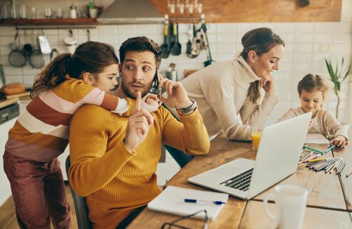 Pais que usam muito o celular tendem a gritar mais com filhos, diz estudo - Jornal da Franca