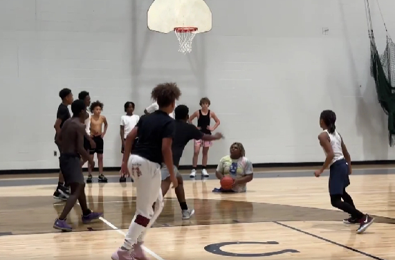 Posição de jogo do jogador de basquete adolescente de pele clara