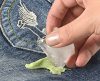 Qual é o melhor jeito de remover chiclete sem estragar ou desbotar a roupa? - Jornal da Franca