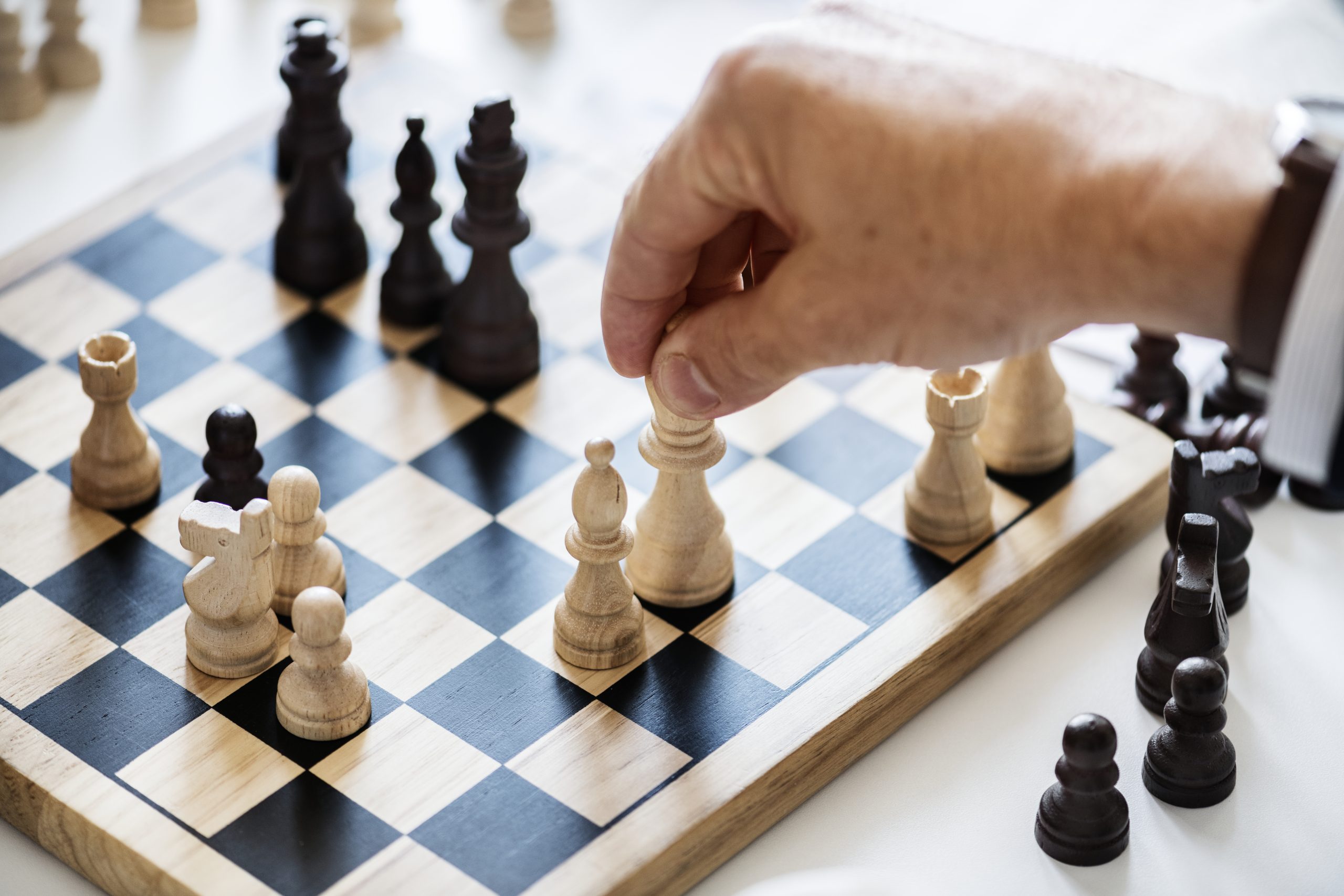Demência: risco cai com hábitos como jogar xadrez