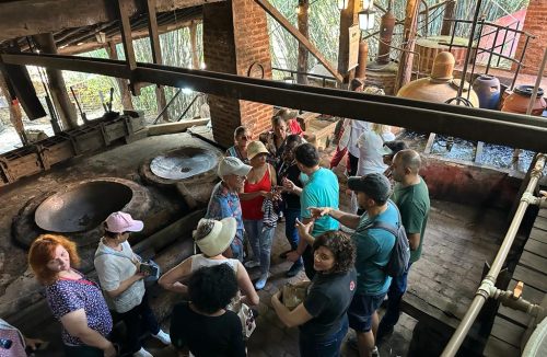 Grupo de turistas conhece engenho à roda d’água da Fazenda Barra Grande, em Itirapuã - Jornal da Franca