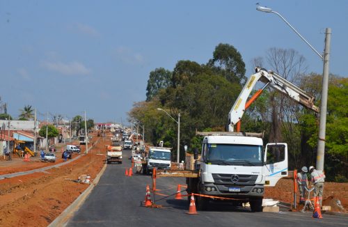 Duplicação da Avenida Geralda Rocha Silva, em Franca, recebe postes de iluminação - Jornal da Franca