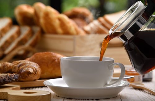 Entenda como seu corpo reage quando você toma café com o estômago vazio - Jornal da Franca