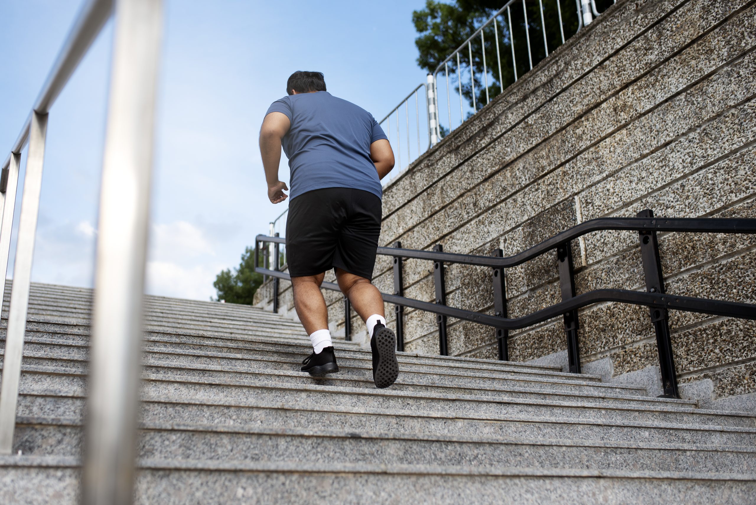 Subir cinco lances de escada por dia reduz risco de doenças cardíacas em 20%