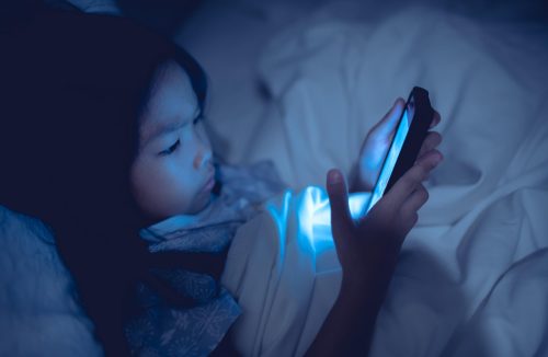 Usar o celular antes de dormir pode não ser tão ruim assim; veja um novo estudo - Jornal da Franca