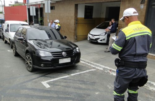 Agentes de trânsito não podem multar carro estacionado em frente a uma garagem - Jornal da Franca