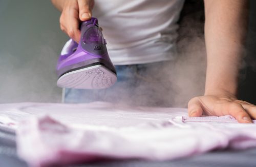 Veja como limpar o ferro de passar para evitar manchas e sujeira nas roupas - Jornal da Franca
