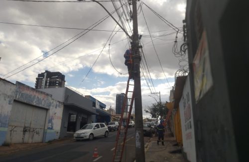 Empresas cumprem a lei e fazem limpeza de fios sem uso em postes nas ruas de Franca - Jornal da Franca