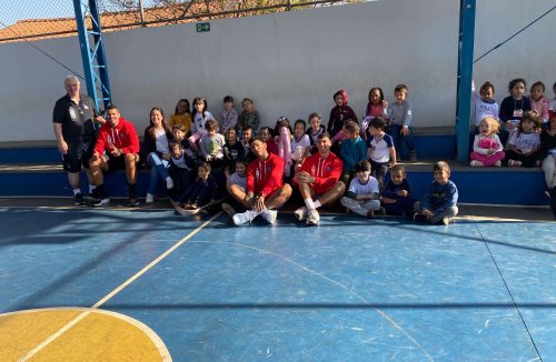 Jogadores do Sesi Franca visitam escola infantil e interagem com criançada - Jornal da Franca