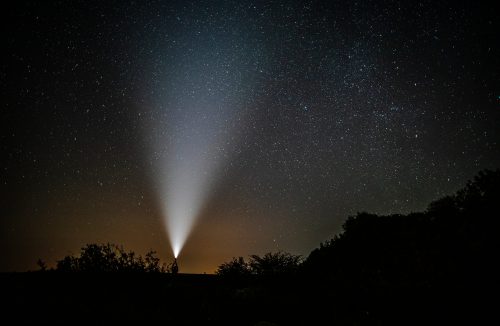 Chuva de meteoros com restos do cometa Halley será nesta semana; saiba como ver - Jornal da Franca