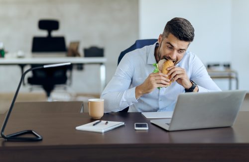 Vontade de lanche e ansiedade: hábitos afastam alimentação saudável no trabalho - Jornal da Franca