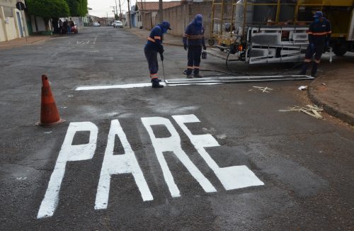 Serviços de sinalização viária são realizados em diversos bairros de Franca - Jornal da Franca