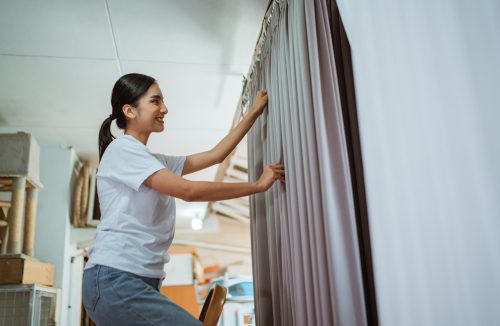 Truque com dois ingredientes para limpar as cortinas com facilidade e rapidez - Jornal da Franca