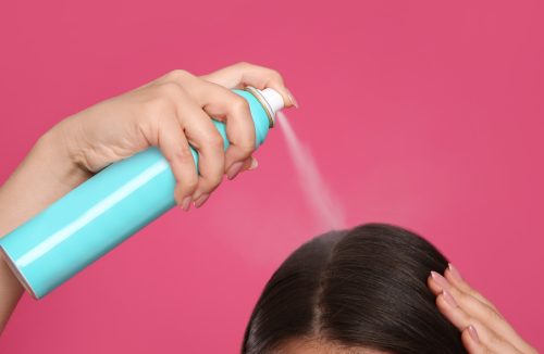 Usa shampoo seco regularmente? Cuidado! Ele pode causar queda de cabelo - Jornal da Franca