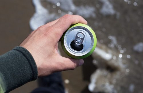 É uma boa ideia limpar a lata do refrigerante antes de beber? Saiba o que estudo diz - Jornal da Franca