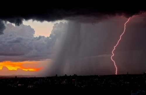 Confira 6 dicas para proteger os eletrônicos da sua casa contra chuvas de verão - Jornal da Franca