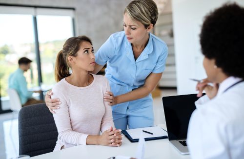 Sedação de mulheres em procedimentos médicos agora exige uma presença feminina - Jornal da Franca